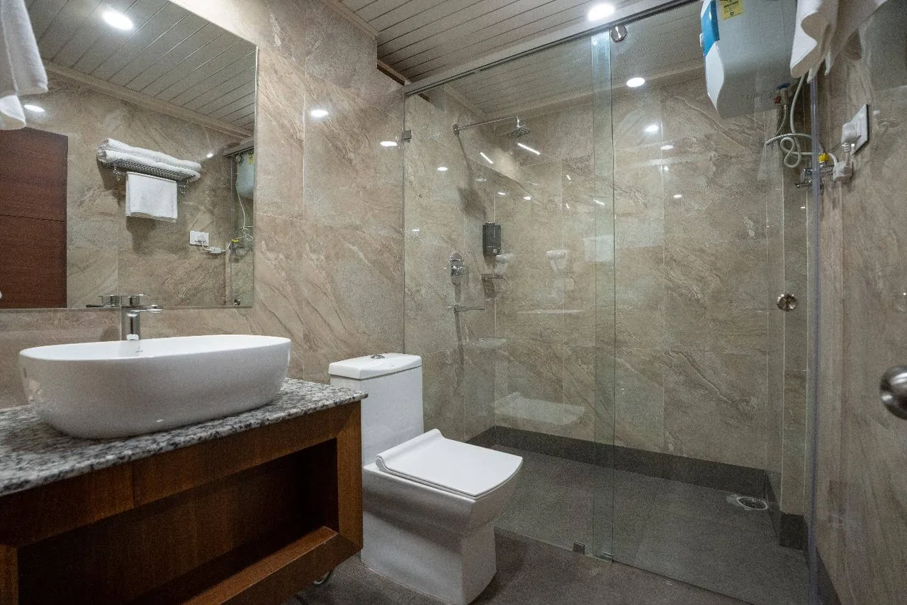 Canopy Boutique - Modern Ensuite Bathroom with Shower & Vanity