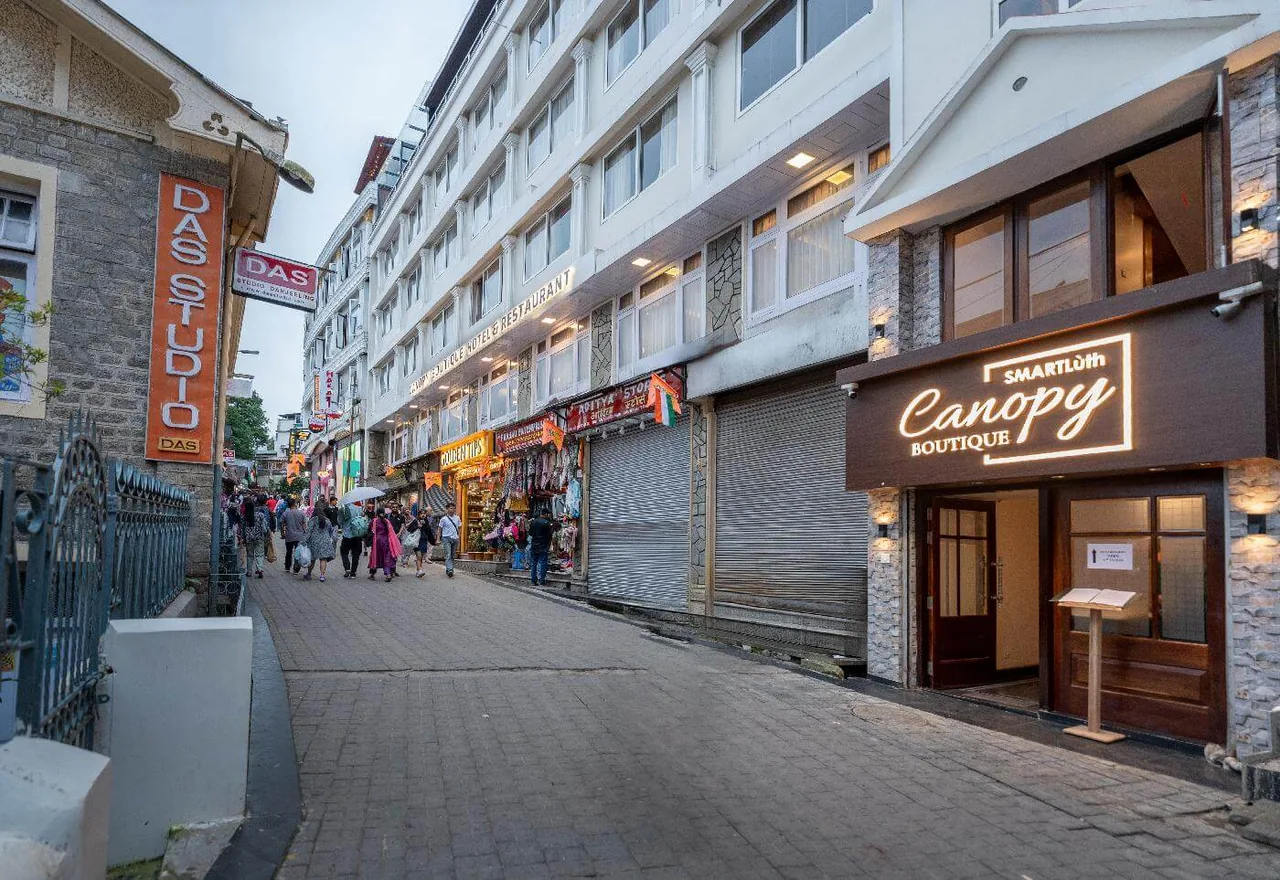 Canopy Boutique by SMARTLùth - Grand Facade & Main Entrance on Mall Road, Darjeeling