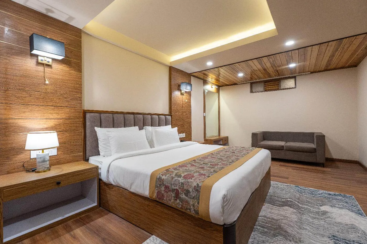 Canopy Boutique Executive Non View Room - Cozy King Bed & Wooden Interiors