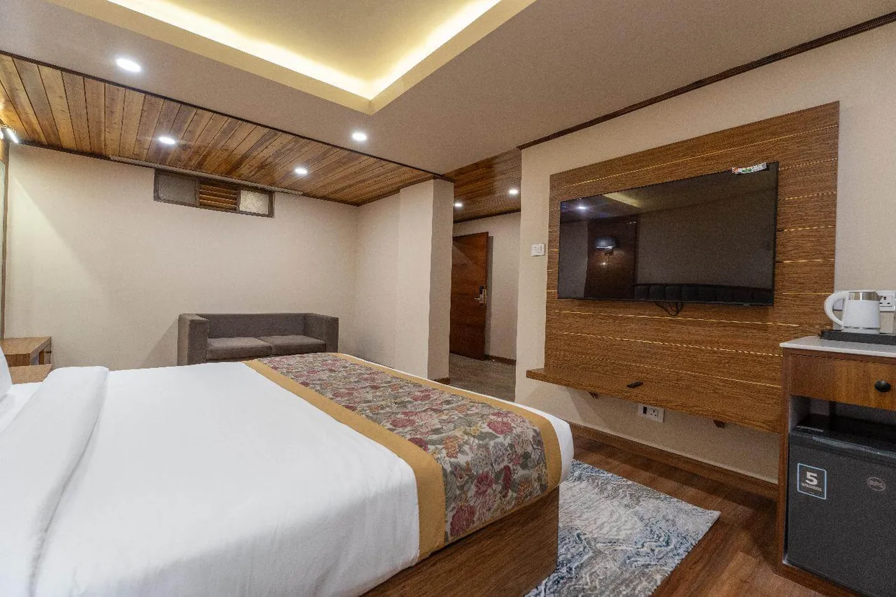Canopy Boutique Executive Non View Room - Elegant Hardwood Furnishings
