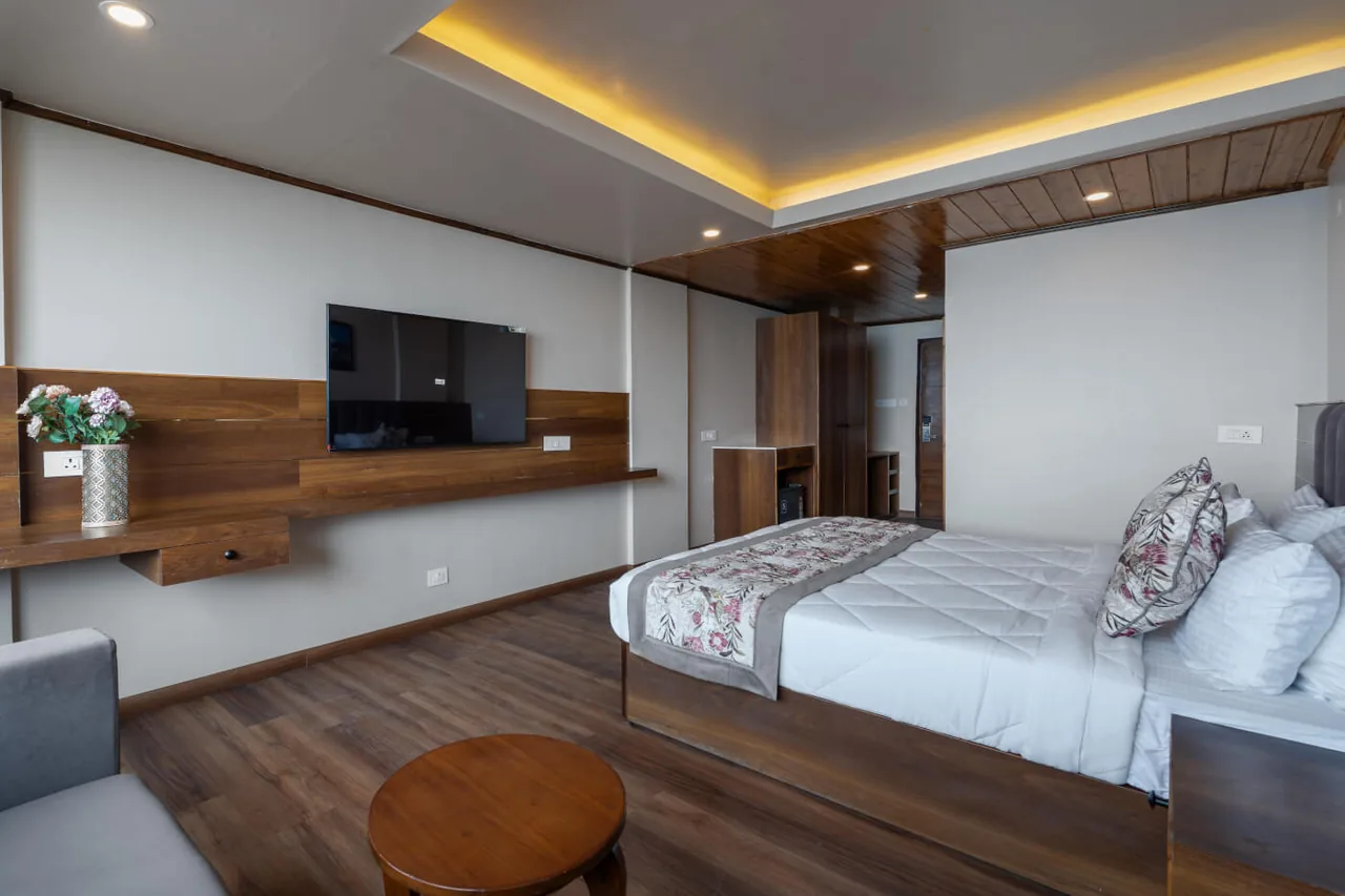 Canopy Boutique Executive View Room - Warm Evening Lighting & Alpine Ambiance