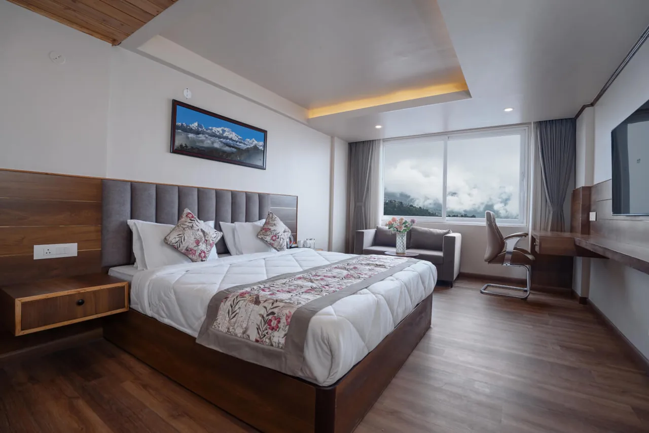 Canopy Boutique Executive View Room - King Bed with Scenic Valley View Window