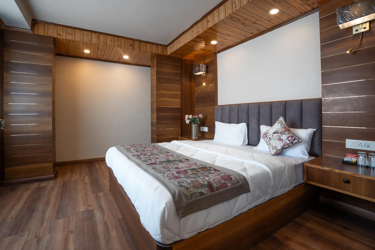 Canopy Boutique Family View Suite - Elegant Wooden Paneling & Warm Decor