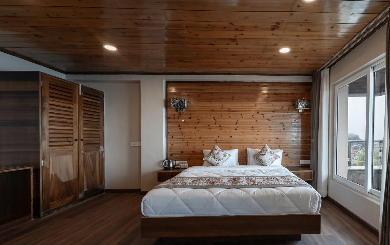 Canopy Boutique Premium View Room - Luxury Alpine Bedding & Modern Decor