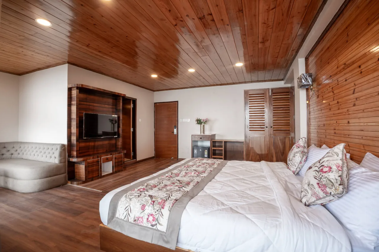 Canopy Boutique Premium View Room - Cozy Living & Sitting Area