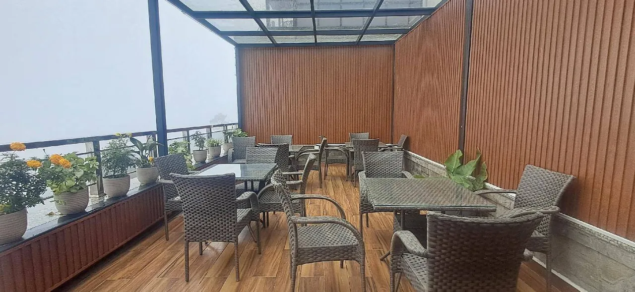 Canopy Boutique Rooftop Cafeteria - Coffee Lounge & Relaxed Mountain Seating