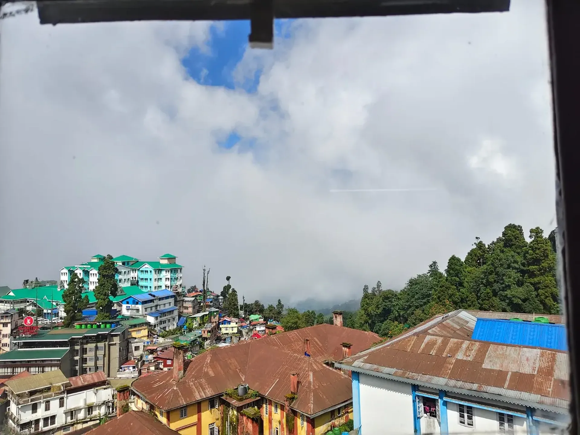 The Grand Newa - Sunlit Mountain Panoramas
