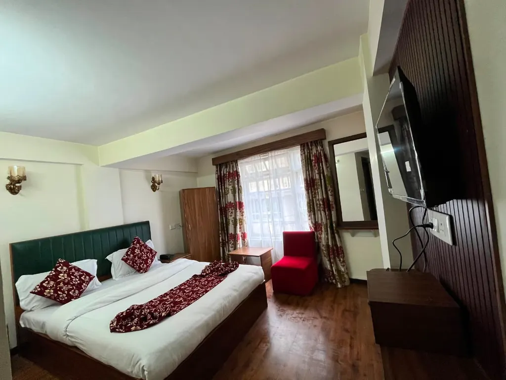 Deluxe City View - Spacious Room Layout & City View Window
