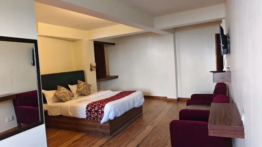 Deluxe Mountain View - Smart TV, Dresser & Seating Lounge