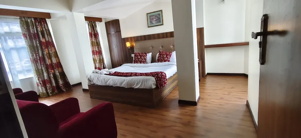 Executive Mountain View - Spacious Sitting Lounge & Wardrobe