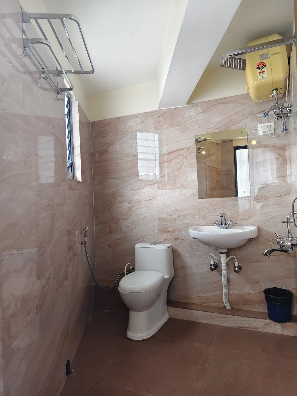 Executive Mountain View - Modern Attached En-Suite Washroom