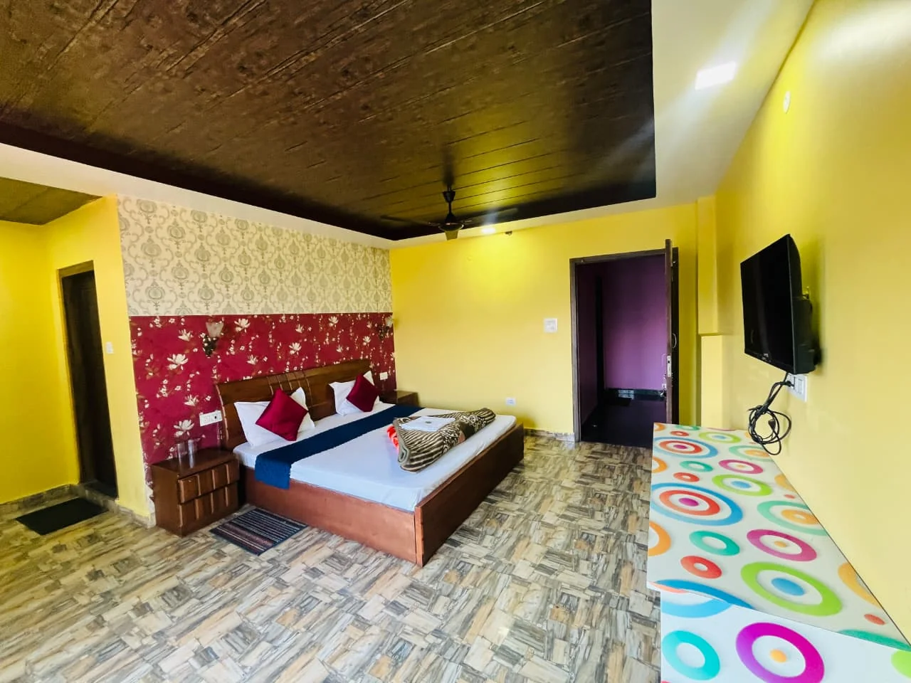 Hotel Himalayan View - Comfortable Deluxe Bedroom Interior