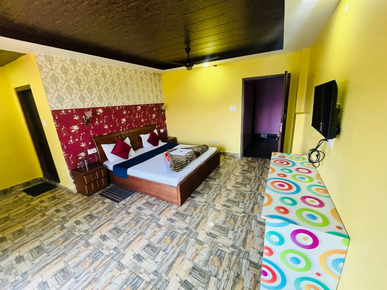 Hotel Himalayan View - Deluxe Room with Smart LED TV & Wooden Ceiling