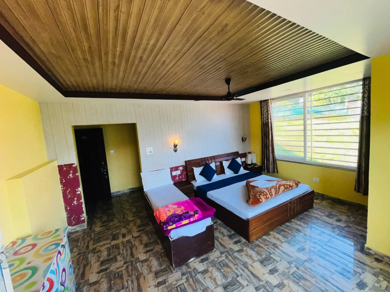 Hotel Himalayan View - Spacious Family Room with Mountain Window