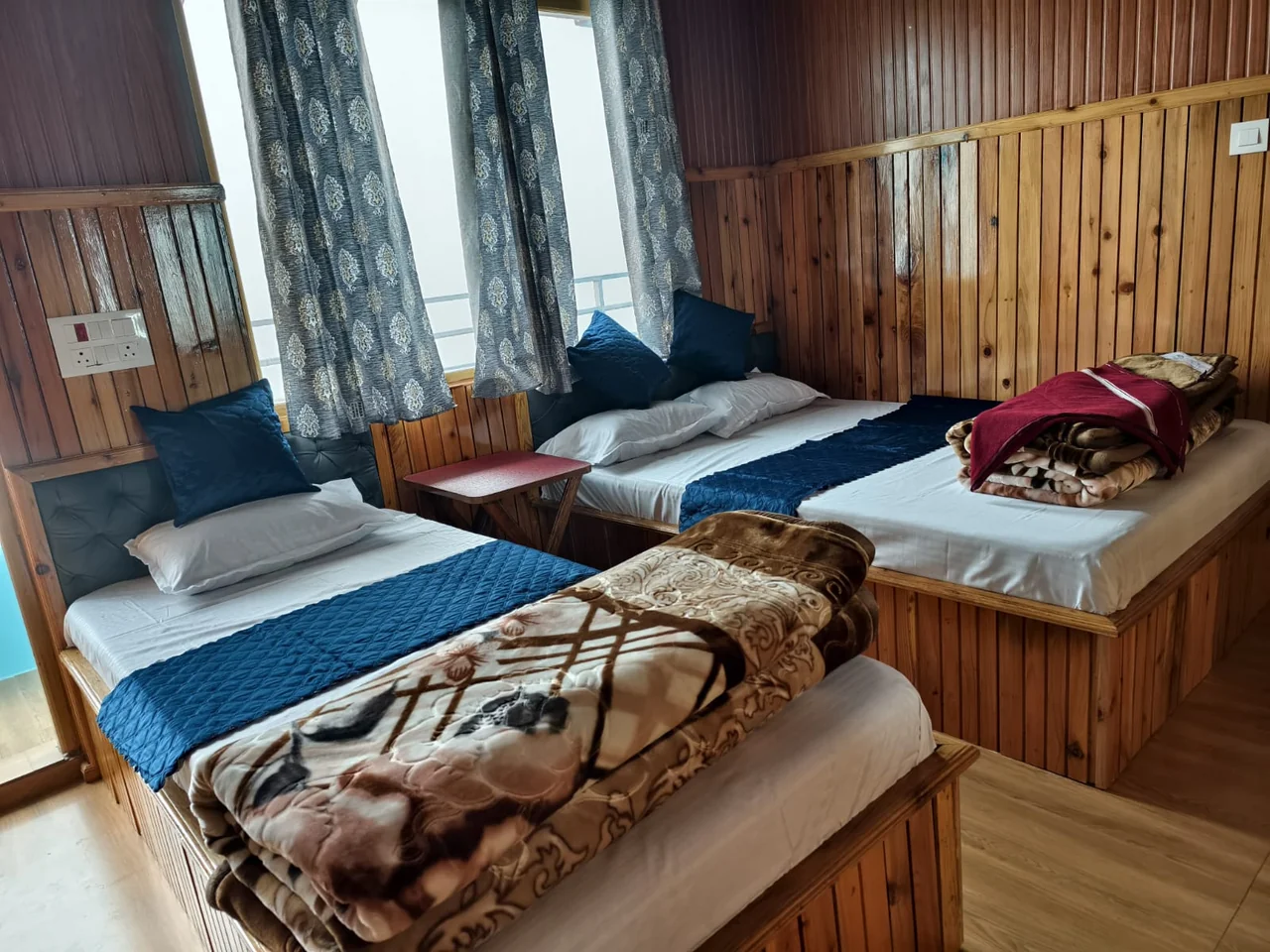 Kolakham Nature View Home Stay - Triple Bedroom with Mountain View Window