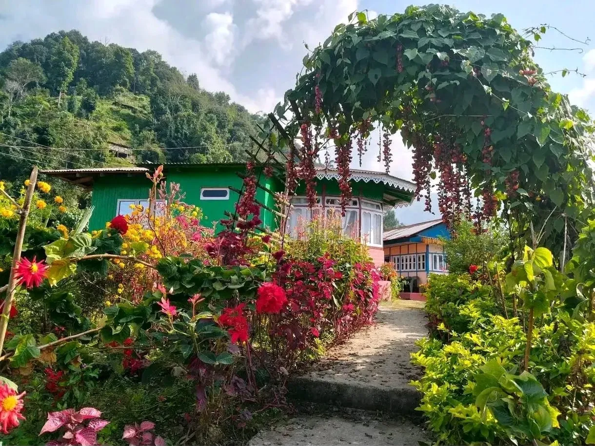 Lungsu Kanchan View Homestay - Floral Archway Path Leading to the Cottage