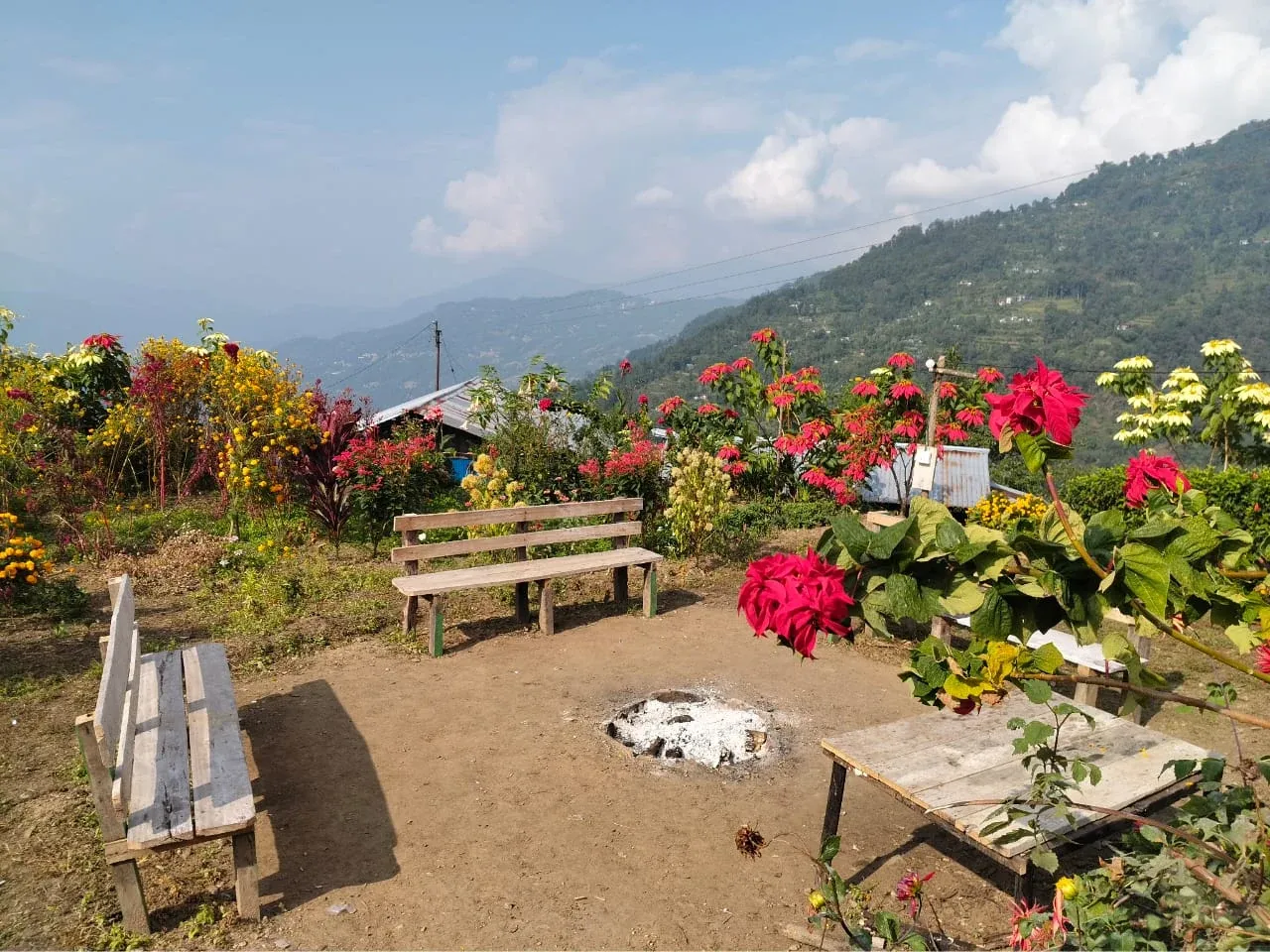 Lungsu Kanchan View Homestay - Outdoor Campfire and Bonfire Lawn Facing Hills