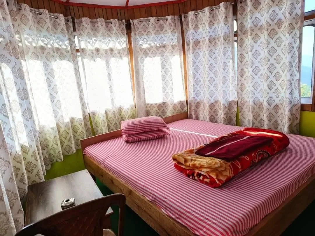 Lungsu Kanchan View Homestay - Bedroom with Panoramic Bay Windows