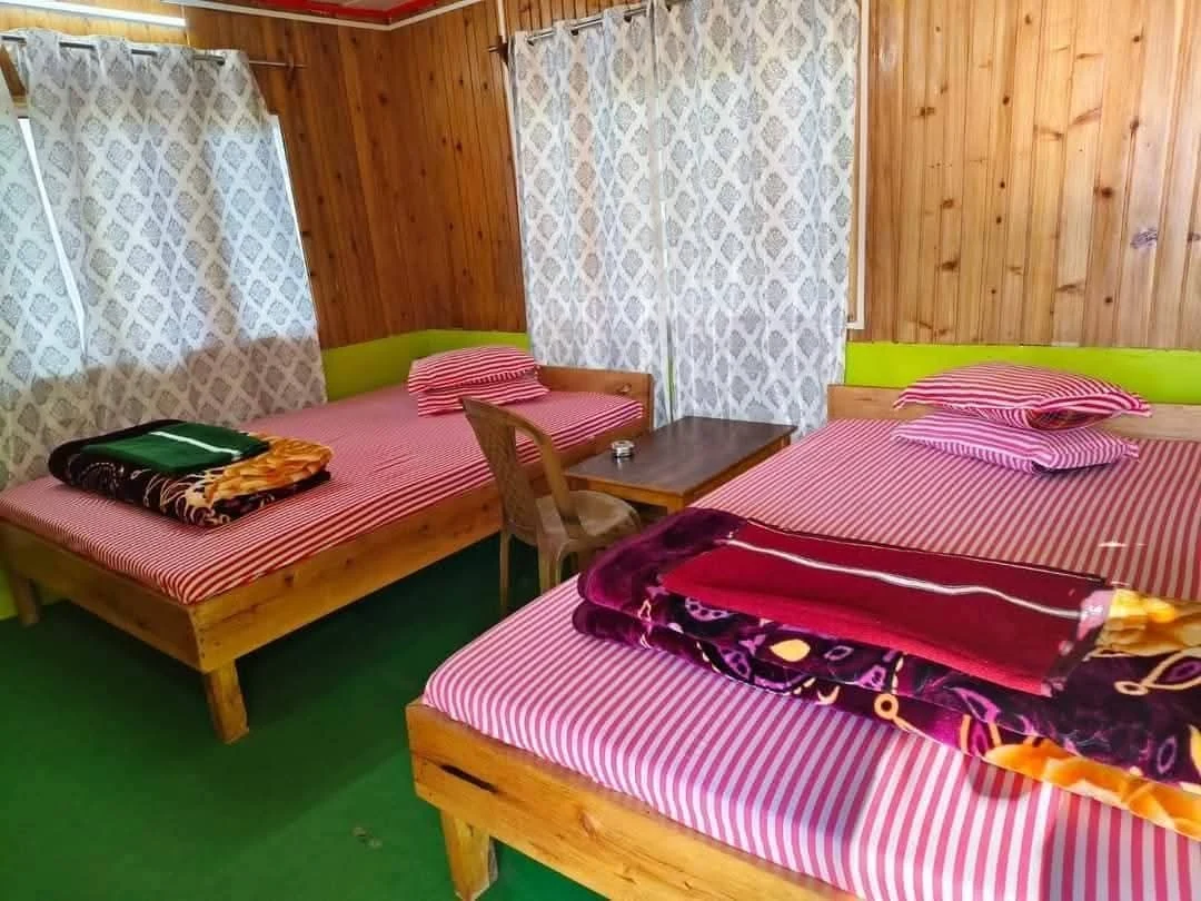 Lungsu Kanchan View Homestay - Pine Wood Bedroom Accommodation