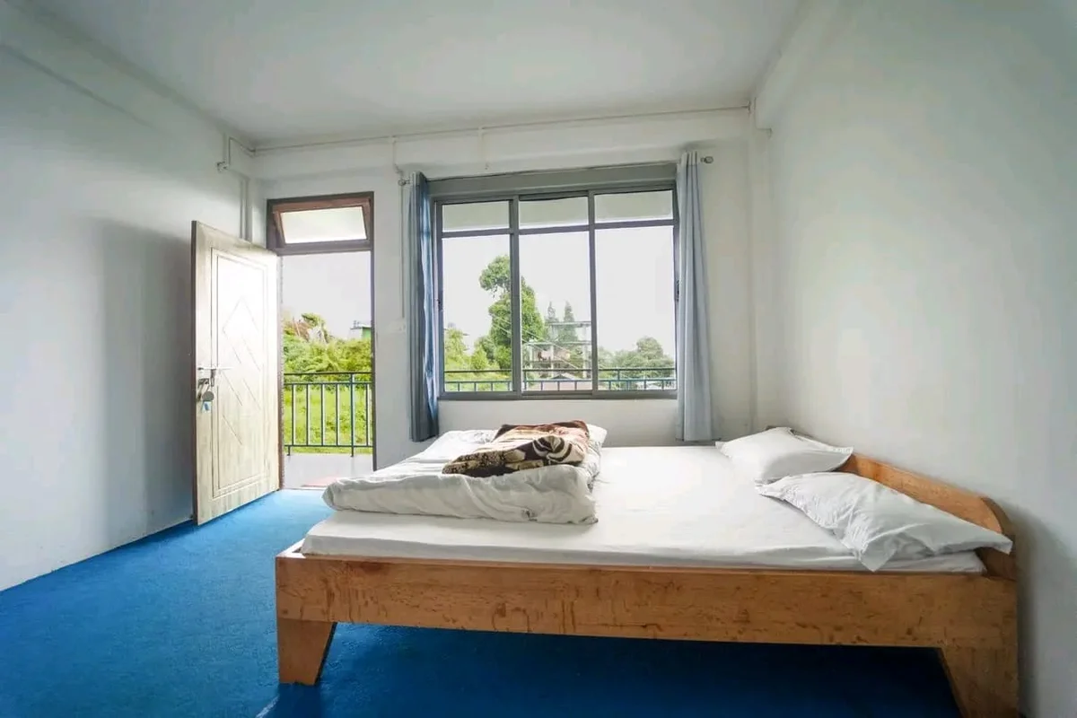 Red Roof Homestay Resort - Cozy Sunlit Bedroom