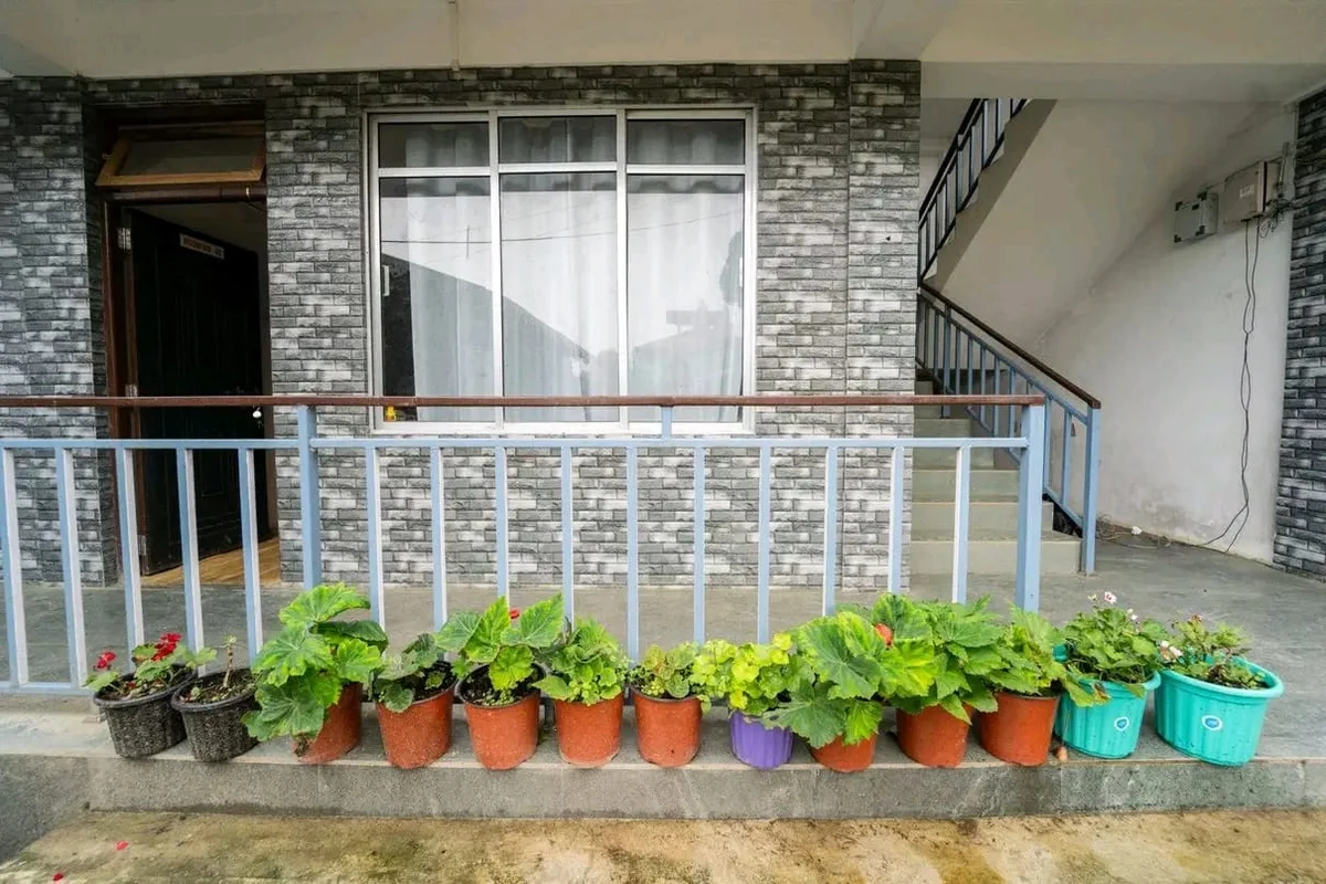 Red Roof Homestay Resort - Flower-Potted Balcony & Scenic Verandah