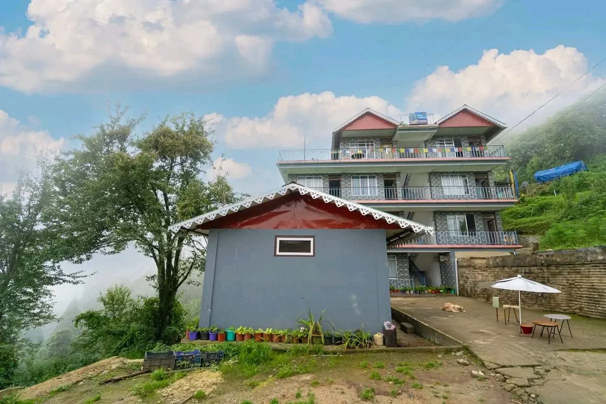 Red Roof Homestay Resort - Iconic Cottage & Misty Mountains