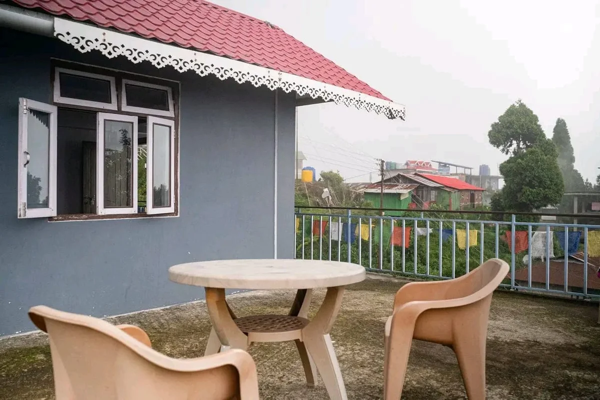 Red Roof Homestay Resort - Open Terrace Sitting Area