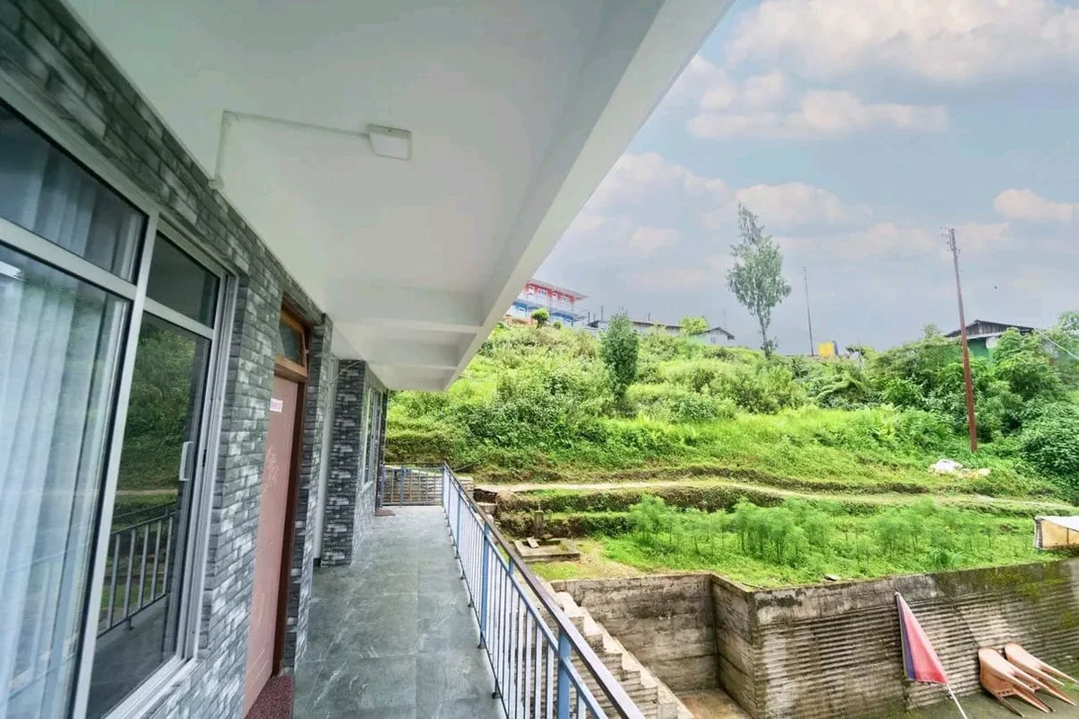 Red Roof Homestay Resort - Verandah Overlooking Green Hill Slopes